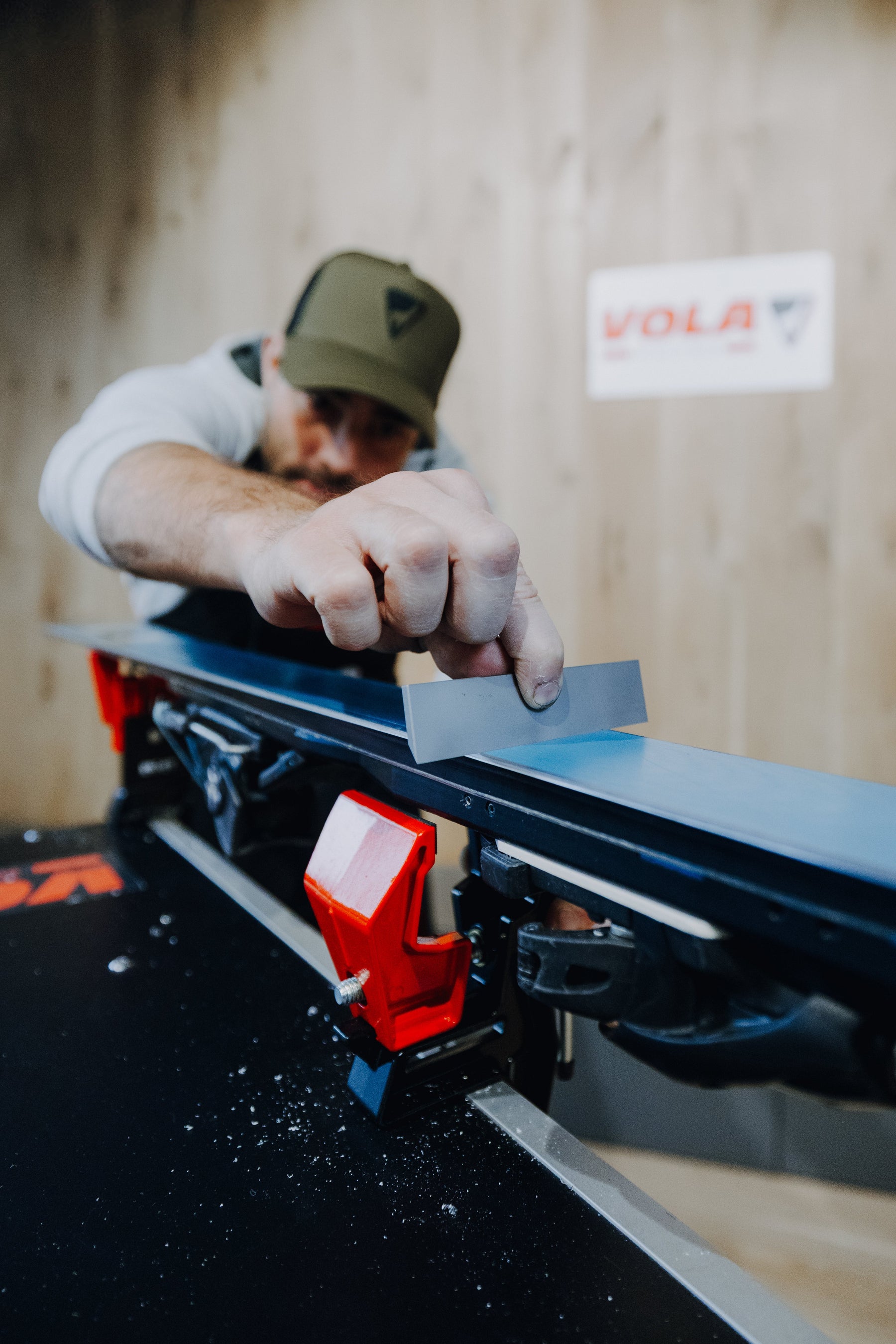 Nieuwe race-ski voorbereiden: inslijpen, kanten slijpen en belag impregneren