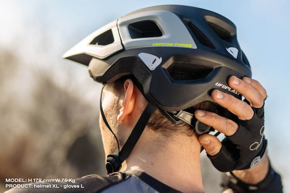 DEFCON THREE MOUNTAIN BIKE HELMET BLACK AND NEON YELLOW